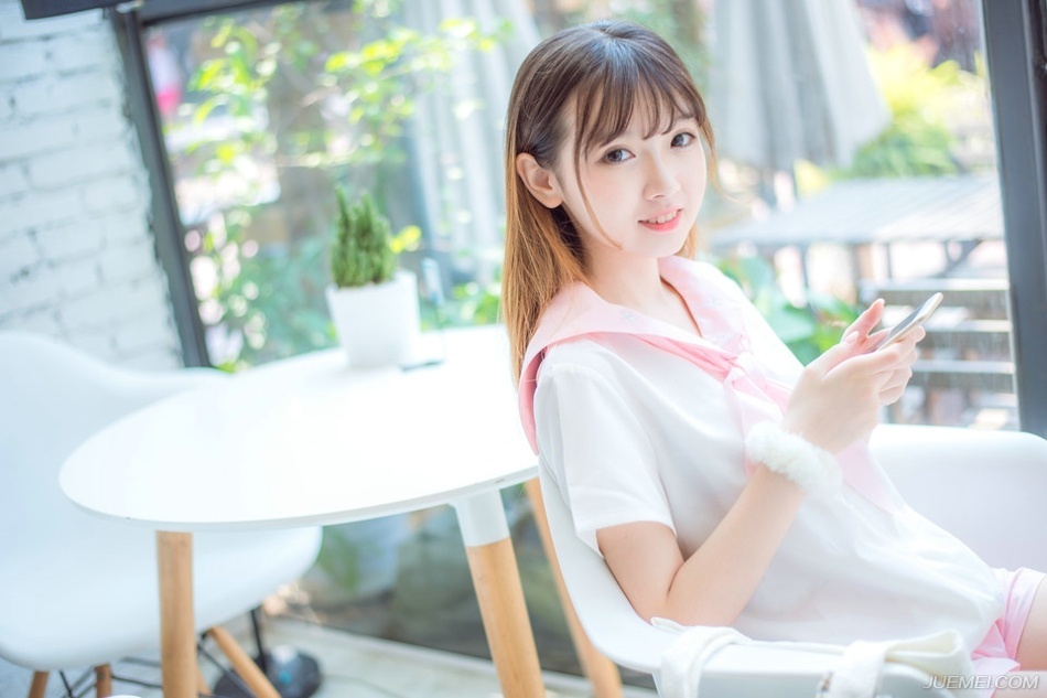 “那些辎重，就赏给这些人吧。”庞德看了一眼已经开始有些混乱的西域战士，皱了皱眉道，作为吕布帐下的精锐部队，对于刘备留下来的那些东西，可是不怎么看得上眼的，但那些兵器对于西域将士而言，还是很有吸引力的。